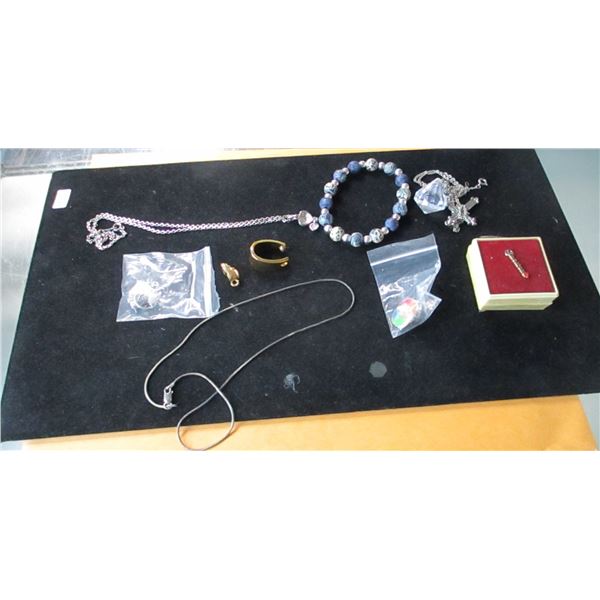 TRAY C/W ASSORTED JEWELRY
