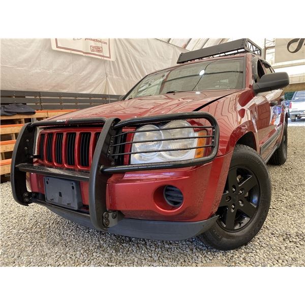 2006 JEEP GRAND CHEROKEE, RED, 234503 KMS, FOUR WHEEL DRIVE. - J320527