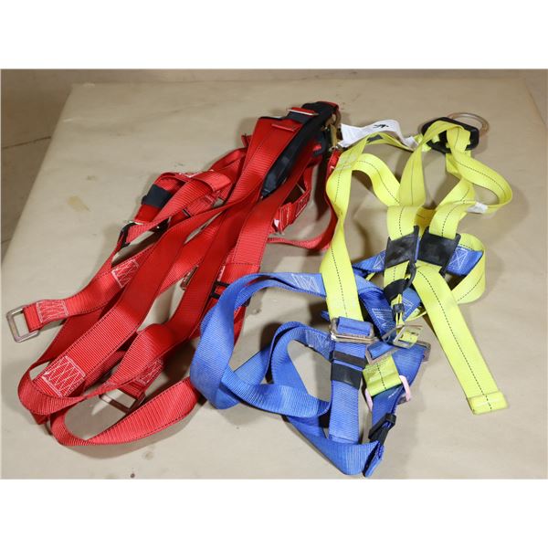 LOT DE 2 HARNAIS ASST