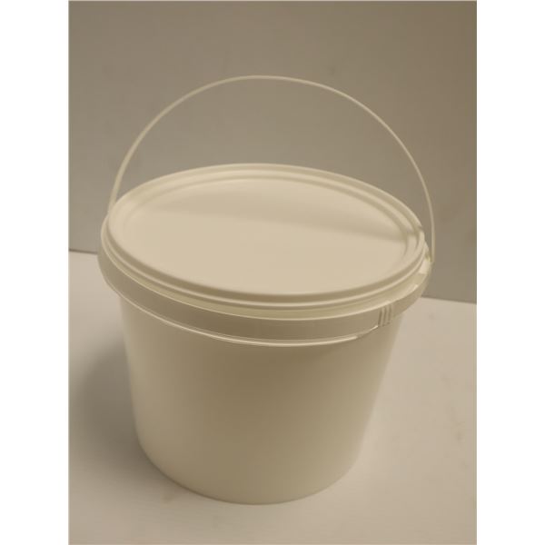 LOT: 20 SEAUX EN PLASTIQUE AVEC COUVERCLE – 5 L