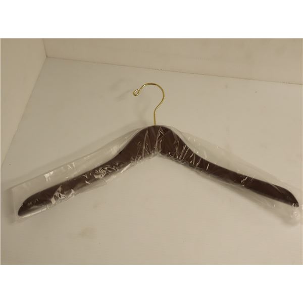 LOT: 42 CINTRES EN BOIS