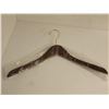 Image 1 : LOT: 42 CINTRES EN BOIS