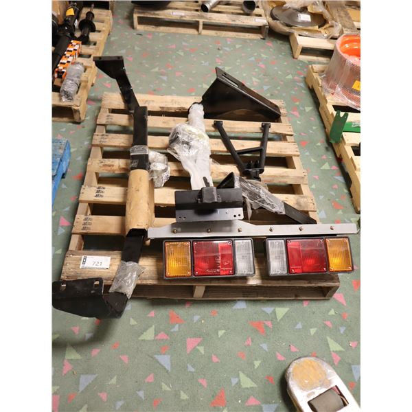 LOT: ATTELAGE DE REMORQUE / PIÈCES DE REMORQUE