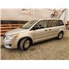 Image 1 : 2011 VOLKSWAGEN ROUTAN S, GRAY, 224714 KMS, FRONT WHEEL DRIVE. - P714778