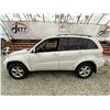 Image 23 : 2001 TOYOTA RAV 4, WHITE, 377699 KMS, ALL WHEEL DRIVE. - B028499