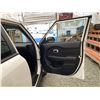Image 37 : 2016 KIA SOUL, WHITE, 147595 KMS, FRONT WHEEL DRIVE. - D409158