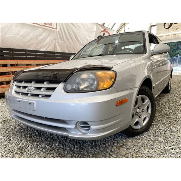 2005 HYUNDAI ACCENT, GREY, 235882 KMS, FRONT WHEEL DRIVE. - B339442