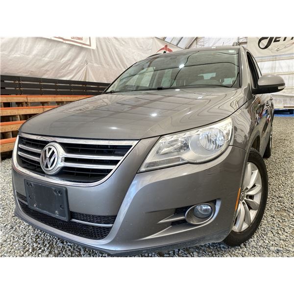 2011 VW TIGUAN, GREY, 292340 KMS, ALL WHEEL DRIVE. - B526049