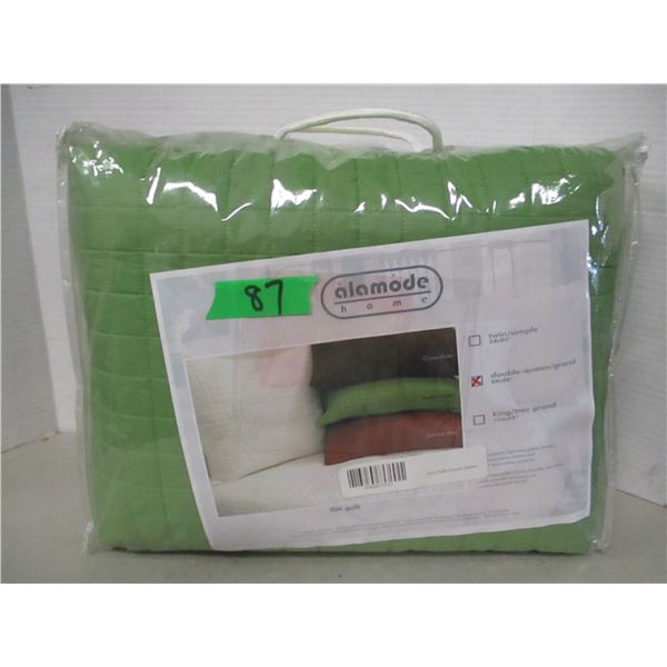FREIGHT DAMAGE (AS IS):  GREEN QUILT (DOUBLE SIZE)