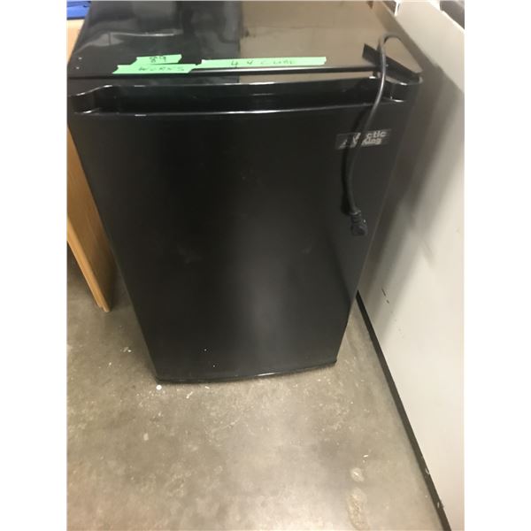 LIKE NEW:  ARCTIC KING REFRIGERATOR C/W FREEZER (4.4 CU FT) (WORKING)