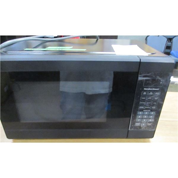SHELF PULLS (AS IS):  HAMILTON BEACH MICROWAVE OVEN (1500 WATT)