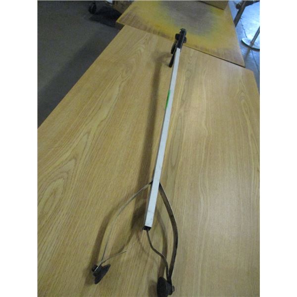 HAND HELD GRABBING TOOL