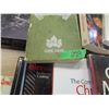 Image 2 : BOX C/W GLOVES, BOOKS, COOKBOOKS, ETC