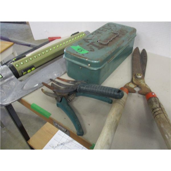 ESTATE:  BOX C/W ASSORTED GARDEN TOOLS