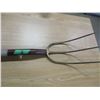 Image 2 : ESTATE:  3 PRONG LONG HANDLE HAY FORK