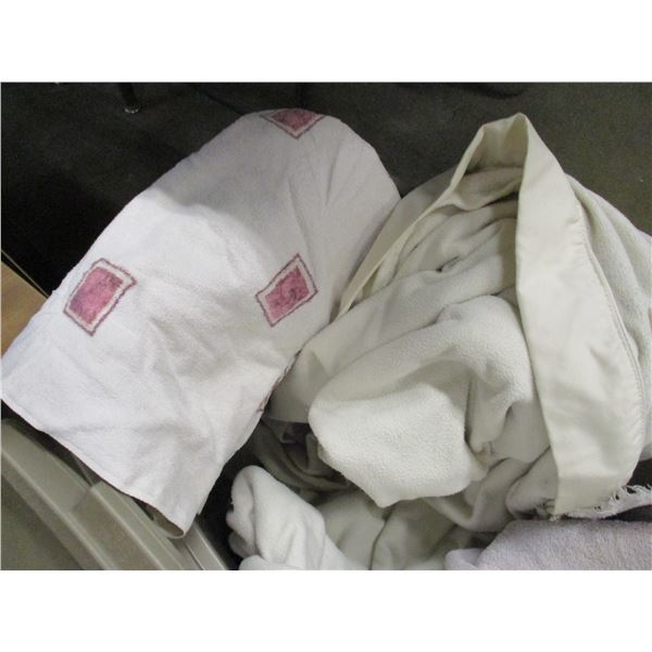 BROWN TOTE & LID C/W ASSORTED TOWELS