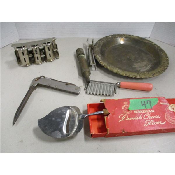 COLLECTABLE:  TRAY C/W COIN DISPENSER, JACK KNIFE, DANISH CHEESE SLICER, ETC