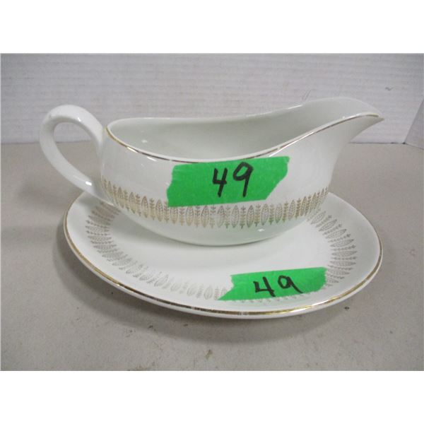 COLLECTABLE:  GRAVY BOAT (ROYAL KNIGHT STAFFORDSHIRE ENGLAND)