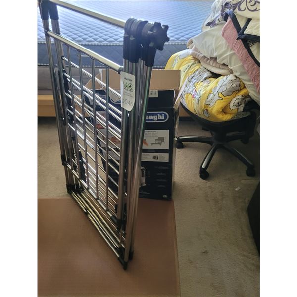 Delonghi Heater, Clothing Rack A