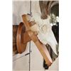 Image 6 : 8-Point WHITETAIL Skull on a Wooden Plaque