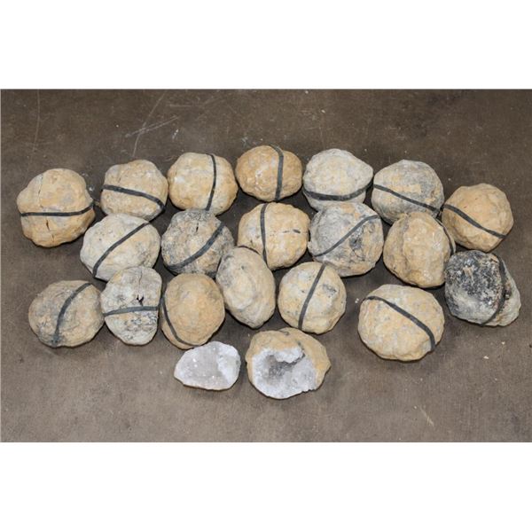 (20) CLEAR QUARTZ Crystal Geodes (ONE$)