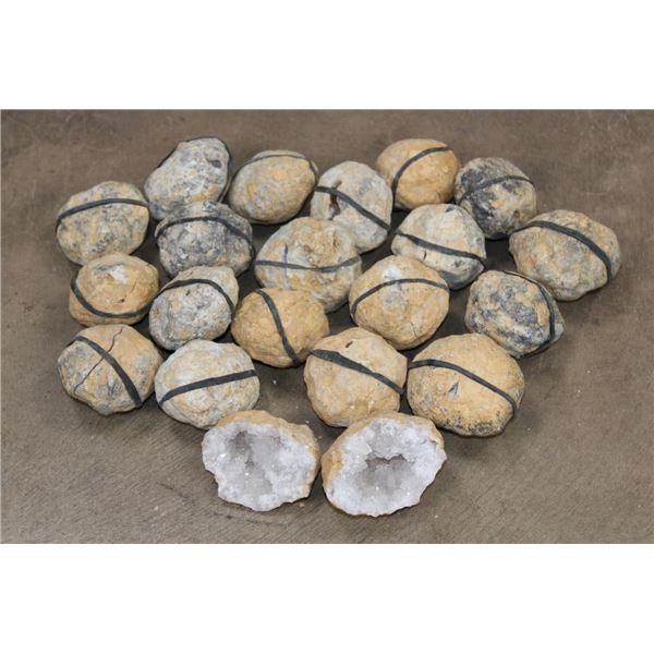 (20) Clear QUARTZ Crystal Geodes (ONE$)