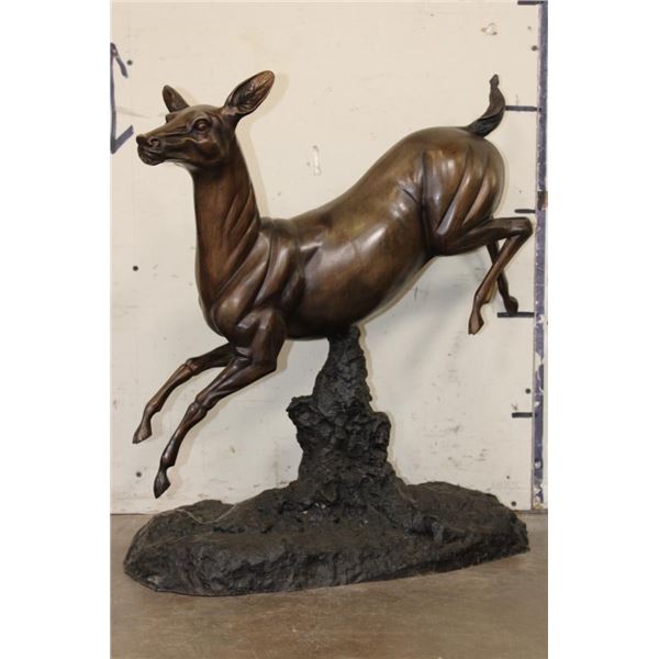 XL WHITETAIL DOE Deer Bronze, Weight 36 lbs