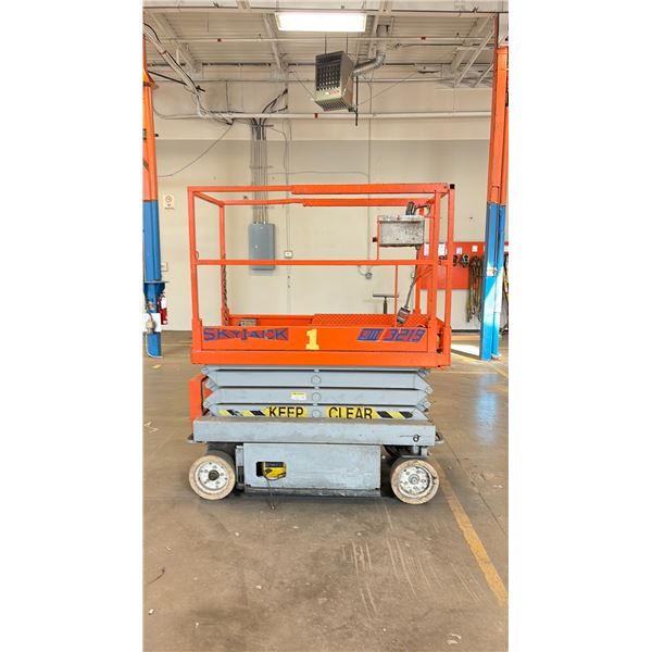 2000 SKYJACK SJ III-3219 SCISSOR LIFT ORANGE VIN 230853