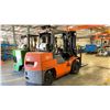 Image 2 : TOYOTA 7FGCU55 FORKLIFT ORANGE VIN 60800