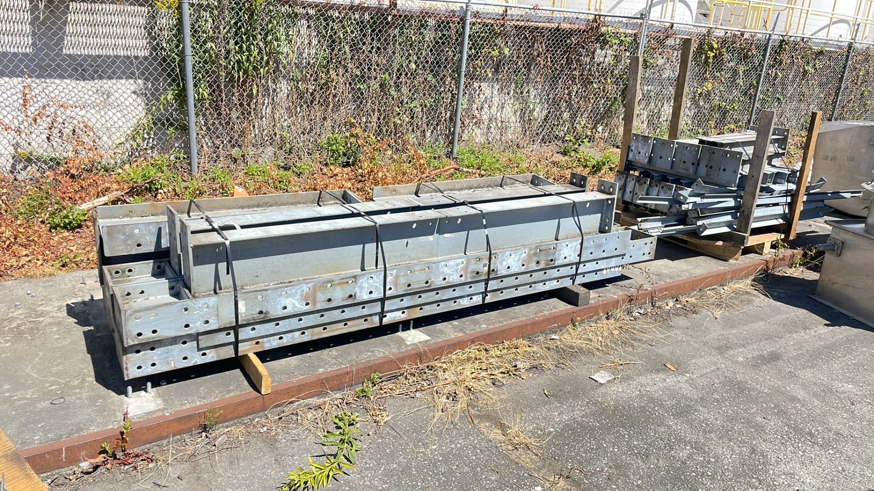 Spreader Racking System GALVANIZED CANTILEVER RACKING SYSTEM, 2 UPRIGHTS, 2 BASES, 12 ARMS, AND ...