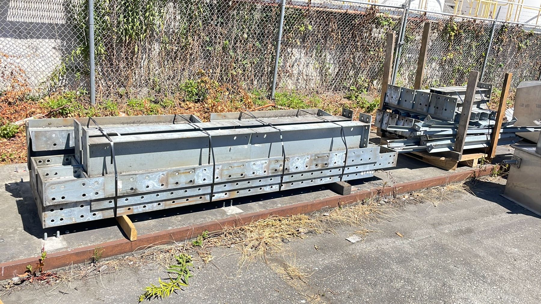 Spreader Racking System GALVANIZED CANTILEVER RACKING SYSTEM, 2 UPRIGHTS, 2 BASES, 12 ARMS, AND ...