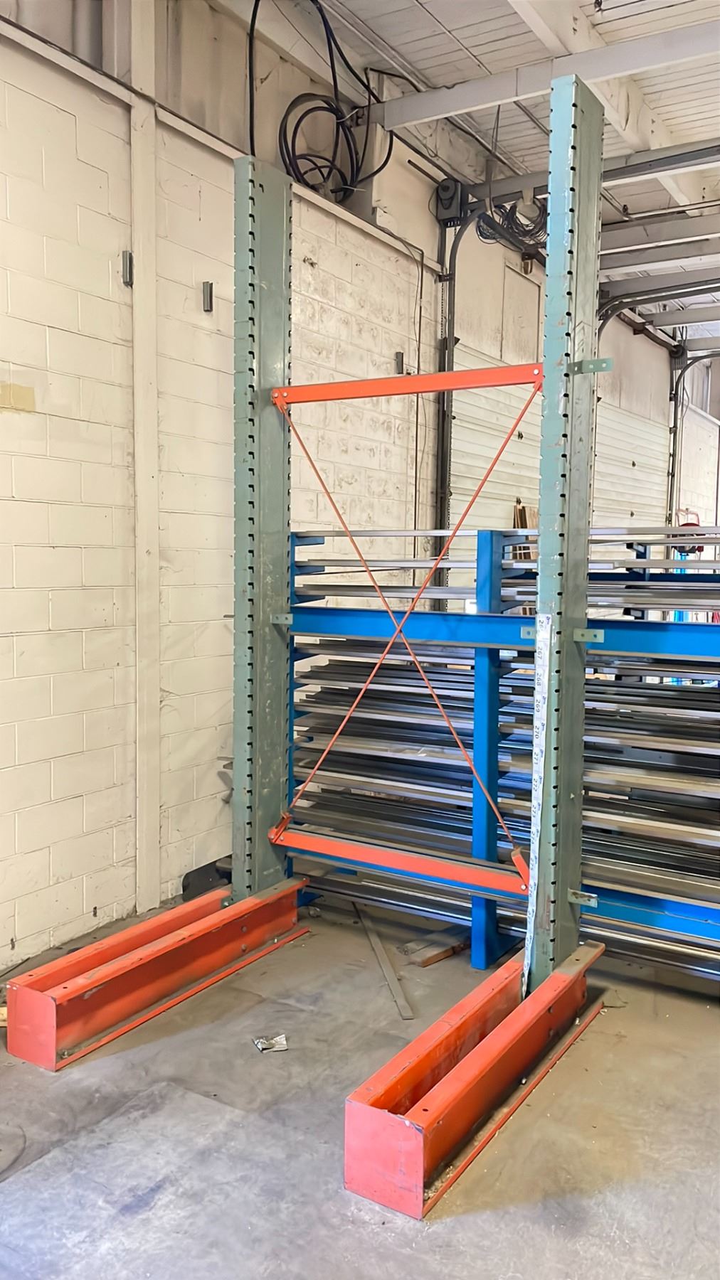 GREEN AND ORANGE CANTILEVER RACKING SYSTEM; 2 UPRIGHTS, 2 BASES, 4 ARMS ...