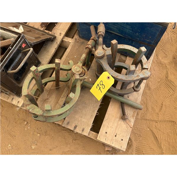 2 Pipe Clamps