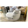 Image 2 : LARGE ROUND FABRIC SOFA WITH THROW CUSHIONS 60" X 26"