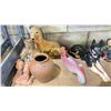 Image 2 : SHELF OF ASSORTED HOME DECOR ITEMS