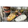 Image 2 : SHELF OF WOODEN HOME DECOR ITEMS