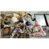Image 3 : SHELF OF ASSORTED HOME DECOR ITEMS