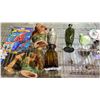 Image 3 : SHELF OF ASSORTED HOME DECOR ITEMS