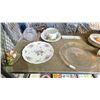 Image 2 : SHELF OF ASSORTED GLASSWARE, CUTLERY & HOME DECOR ITEMS