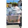 Image 2 : PALLET OF - CUSHIONS, PILLOWS, SODA MAKER, NAIL POLISH, MUGS, LUNCH KITS, CUPS, LAMP SHADES, PANIN