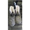 Image 2 : 2 NEW PAIRS OF SLIPPERS/SHOES, SIZE 7/8