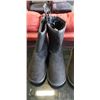 Image 2 : 3 NEW PAIRS OF WOMENS LINED BOOTS, SIZE 6 AND 2 SIZE 7