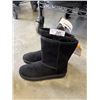 Image 2 : 3 NEW PAIRS OF WOMENS LINED BOOTS, SIZE 7