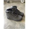 Image 2 : 6 NEW PAIRS OF ASSORTED YOUTH SIZE BOOTS