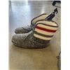 Image 2 : 2 NEW PAIRS OF SLIPPERS/SHOES, SIZE 7/8 AND 9/10