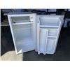 Image 2 : DIPLOMAT WHITE BAR FRIDGE
