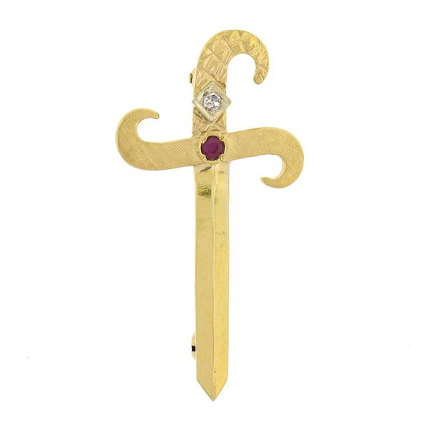 Vintage Retro 18k Gold Ruby Diamond Textured Florentine Sword Dagger Brooch Pin