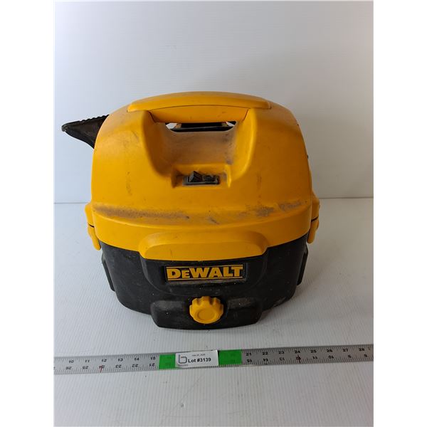 Dewalt 2 Gallon Vacum- No Hose, Powers On