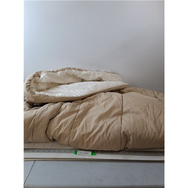 Tan/White Comforter - 80" x 80"
