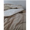 Image 3 : Tan/White Comforter - 80" x 80"